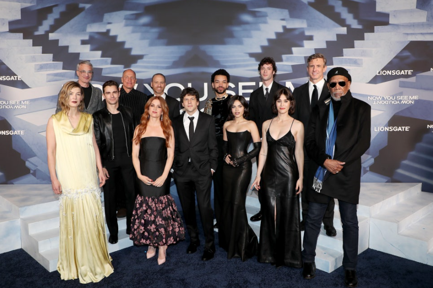 이 사진에는 시리즈의 원년 멤버들과 새롭게 합류한 배우들이 조화를 이루고 있습니다. 중앙의 제시 아이젠버그를 중심으로 좌측에는 아일라 피셔, 데이브 프랑코, 우디 하렐슨 등 '포 호스맨' 멤버들이 보이며, 우측에는 전설적인 배우 모건 프리먼이 카리스마 있게 자리 잡고 있습니다.