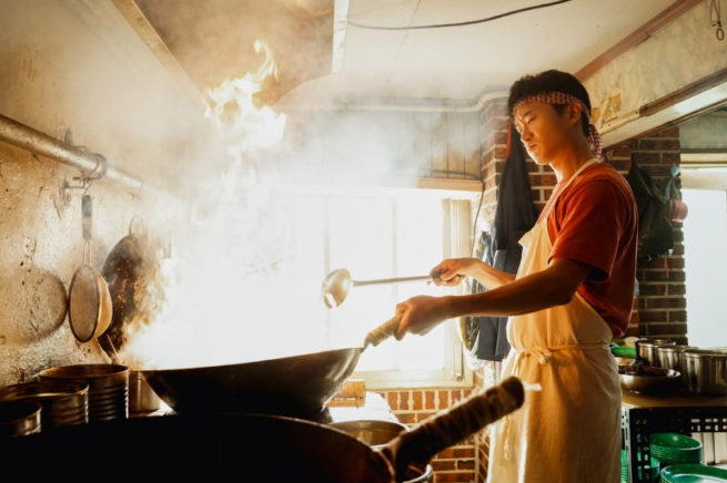 영화 **'보스(BOSS)'**에서 배우 조우진이 맡은 캐릭터의 반전 매력을 보여주는 강렬한 한 장면입니다.