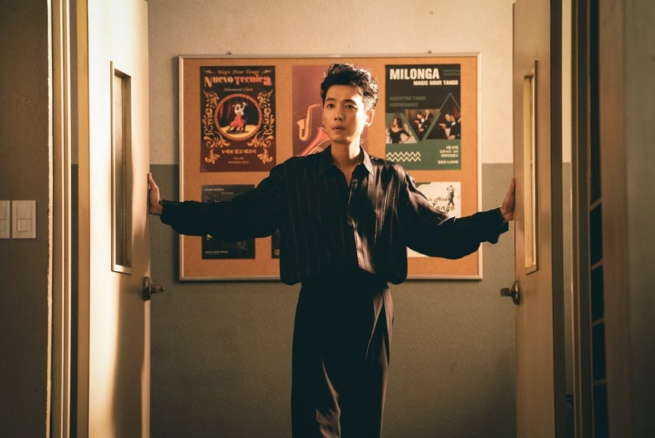 영화 **'보스(BOSS)'**에서 배우 정경호가 맡은 캐릭터의 스타일리시하면서도 긴장감 넘치는 순간을 포착한 장면입니다.