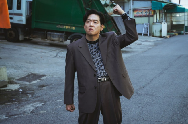 영화 **'보스(BOSS)'**에서 배우 박지환이 맡은 캐릭터 '판호'의 강렬한 카리스마와 반전 매력을 동시에 보여주는 장면입니다.