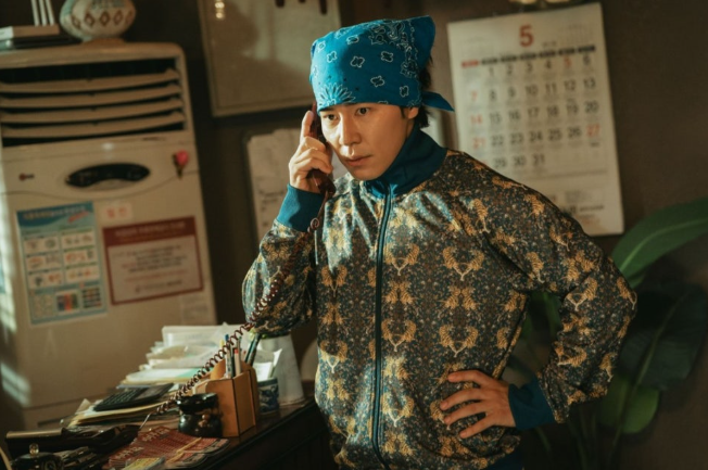 영화 **'보스(BOSS)'**에서 배우 이규형이 연기하는 캐릭터의 독특한 개성과 긴장감을 보여주는 장면입니다.