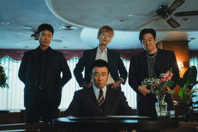 영화 **'보스(BOSS)'**의 중심 인물들이 한자리에 모여 묘한 긴장감과 카리스마를 뿜어내는 장면입니다.