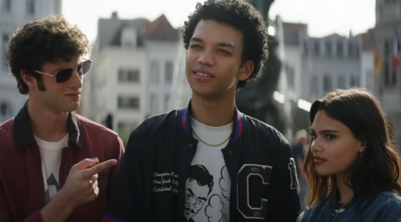 영화 **'나우 유 씨 미 3(Now You See Me 3)'**의 주요 등장인물 3인방을 포착한 장면으로, 시리즈의 새로운 에너지를 상징합니다.