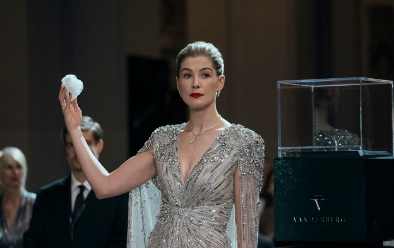 영화 **'나우 유 씨 미 3(Now You See Me 3)'**의 주역들이 한자리에 모여 새로운 팀의 케미스트리를 보여주는 장면입니다.