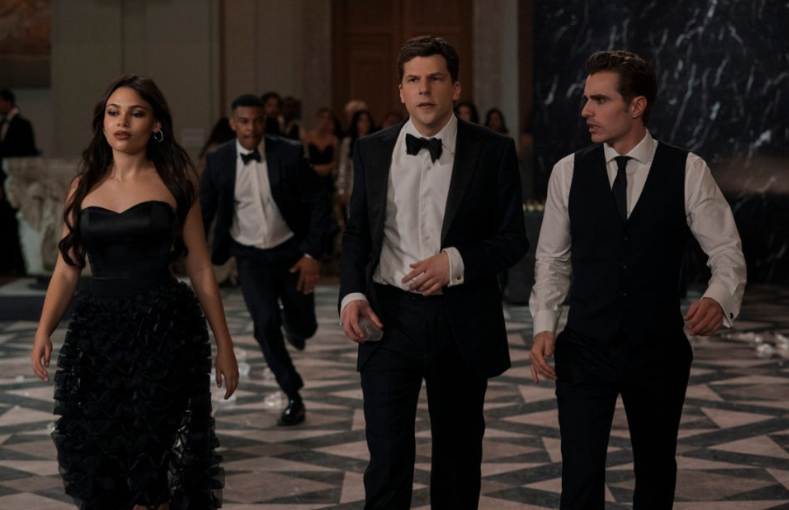 영화 **'나우 유 씨 미 3(Now You See Me 3)'**의 긴박한 작전 현장을 담은 장면입니다.