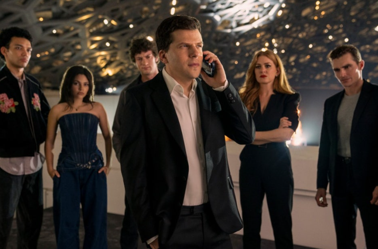 영화 **'나우 유 씨 미 3(Now You See Me 3)'**의 인상적인 한 장면으로, 배우 로자먼드 파이크가 우아하면서도 압도적인 카리스마를 발산하고 있습니다.