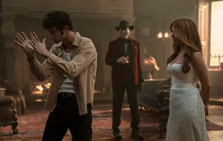 영화 **'나우 유 씨 미 3(Now You See Me 3)'**의 클래식한 카리스마를 보여주는 장면으로, 시리즈의 무게감을 더하는 두 대배우가 등장합니다.