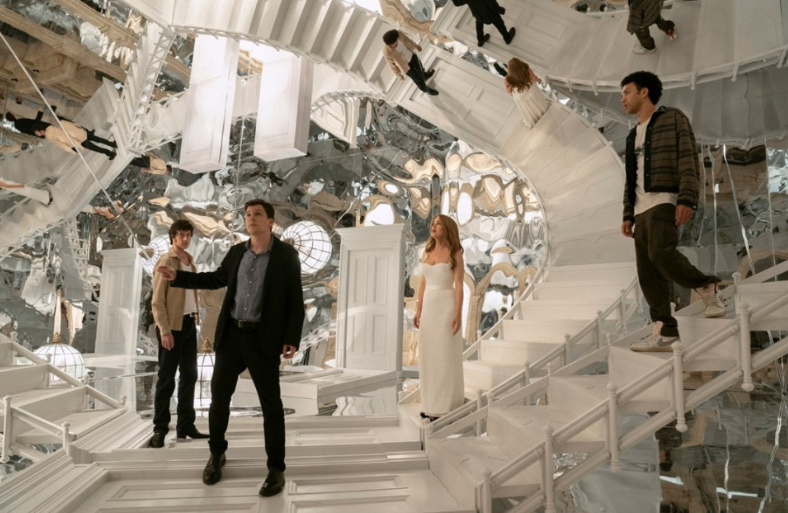 영화 **'나우 유 씨 미 3(Now You See Me 3)'**의 환상적인 공간감을 보여주는 장면으로, 시리즈 특유의 화려한 미장센이 돋보입니다.