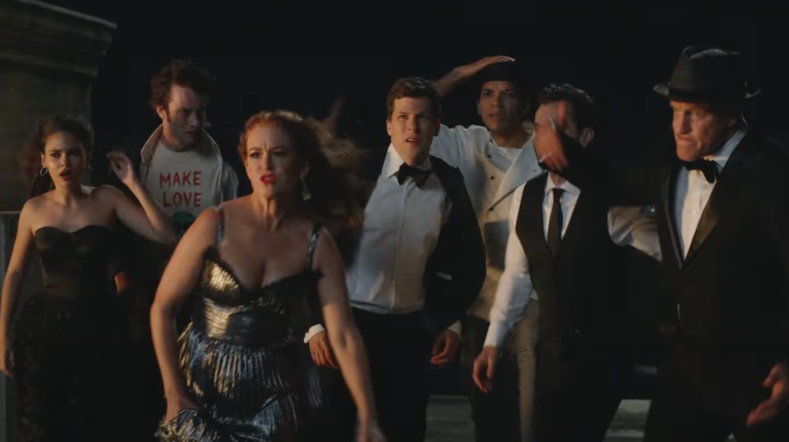 영화 **'나우 유 씨 미 3(Now You See Me 3)'**의 주인공들이 긴박한 상황 속에서 어디론가 급히 달려가는 장면을 담고 있습니다.