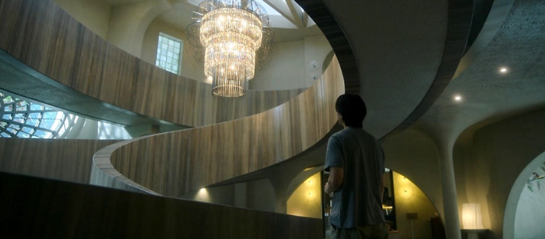 넷플릭스 시리즈 **'트렁크'**의 주요 배경인 한정원(공유 분)의 집 내부를 담은 인상적인 장면입니다.