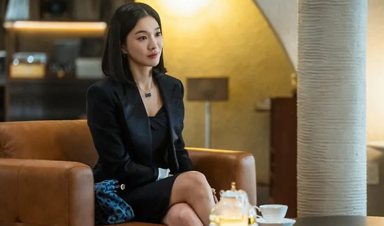 넷플릭스 시리즈 **'트렁크'**의 한 장면으로, 세련된 분위기 속에 감춰진 인물의 미묘한 심리를 담고 있습니다.