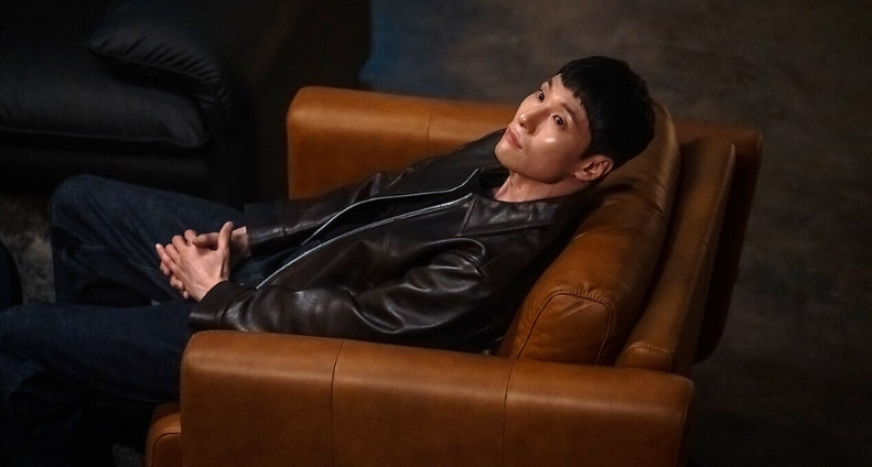 넷플릭스 시리즈 **'트렁크'**의 한 장면으로, 어두운 실내에서 인물이 느끼는 고립감과 깊은 사색의 순간을 담고 있습니다.