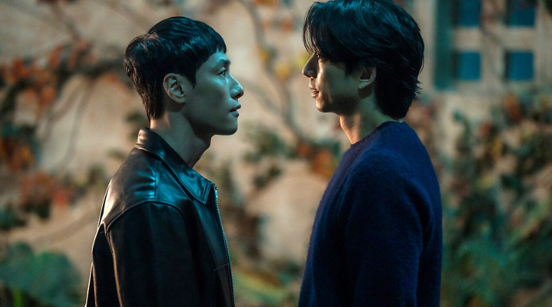 넷플릭스 시리즈 **'트렁크'**에서 두 남성 캐릭터가 서로를 강렬하게 마주 보고 있는 긴박한 순간을 담고 있습니다.