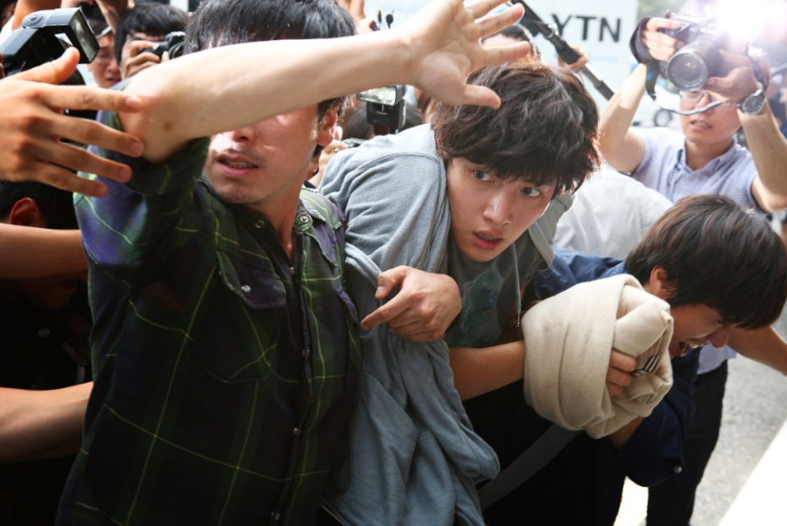 영화 **'조작된 도시'**의 한 장면으로, 주인공 권유(지창욱 분)가 겪는 혼란스러운 상황을 포착하고 있습니다.