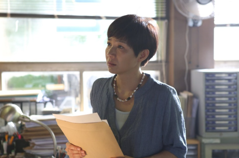 영화 **'조작된 도시'**의 한 장면으로, 인물의 절박한 감정이 서려 있는 순간을 담고 있습니다.