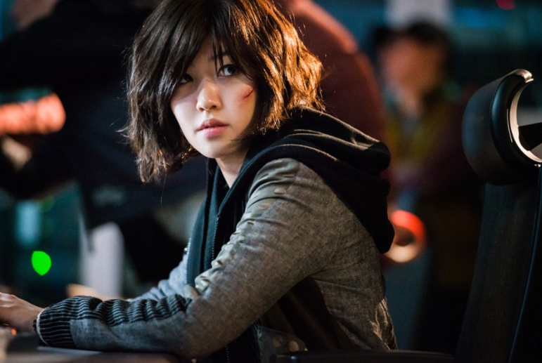 영화 **'조작된 도시'**의 인물들이 각기 다른 공간에서 마주한 결정적인 순간들을 보여줍니다.