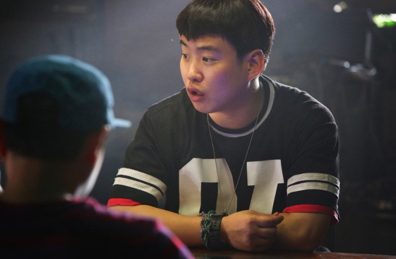 영화 **'조작된 도시'**의 포스터로, 거대한 음모에 맞서 세상을 뒤집으려는 인물들의 비장한 모습을 담고 있습니다.