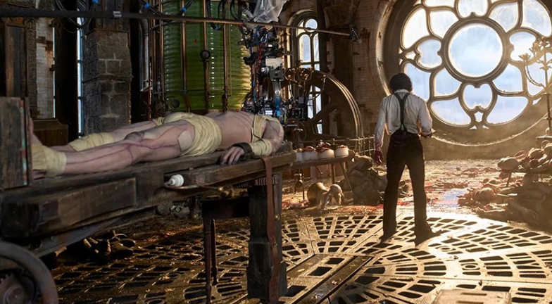 넷플릭스 영화 **'프랑켄슈타인'**의 기괴하고 웅장한 실험실 풍경을 담고 있습니다.