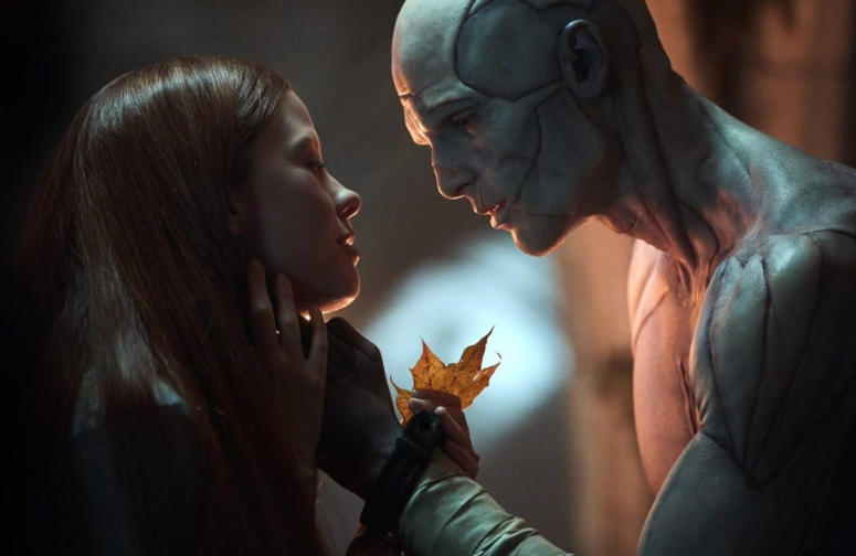 넷플릭스 영화 **'프랑켄슈타인'**의 한 장면으로, 두 존재 사이의 애틋하면서도 슬픈 교감을 담아냈습니다.