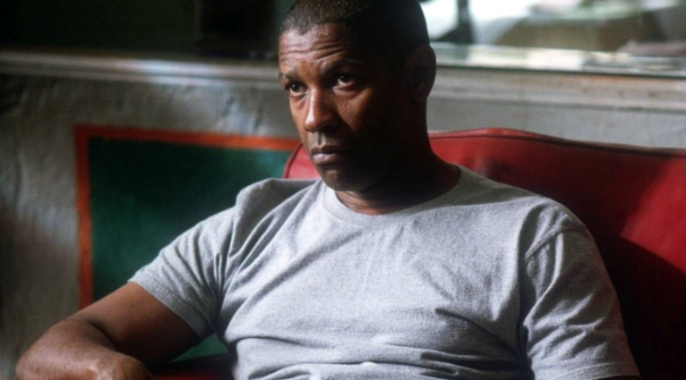 영화 **'맨 온 파이어'**의 한 장면으로, 주인공 존 크리시(덴젤 워싱턴 분)의 고독하고 깊은 고뇌를 담고 있습니다.