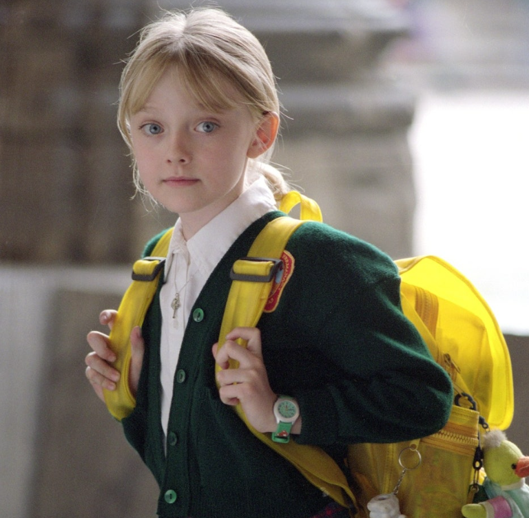 영화 **'맨 온 파이어'**의 한 장면으로, 배우 다코타 패닝이 연기한 소녀 '피타'의 순수한 모습을 담고 있습니다.