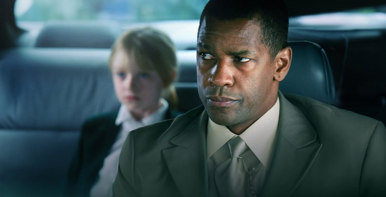 영화 **'맨 온 파이어'**의 한 장면으로, 보디가드와 보호 대상 사이의 팽팽한 긴장감을 보여줍니다.