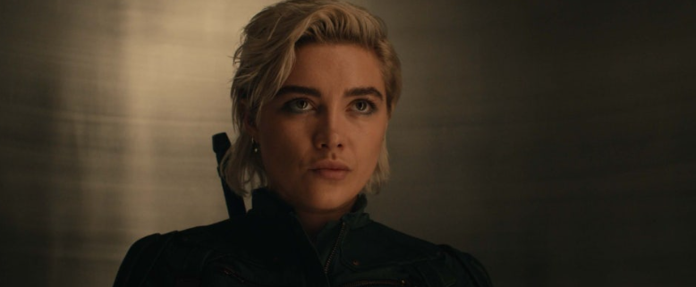 마블 스튜디오의 영화 *'썬더볼츠'**에서 주연을 맡은 배우 플로렌스 퓨의 강렬한 모습을 담고 있습니다.