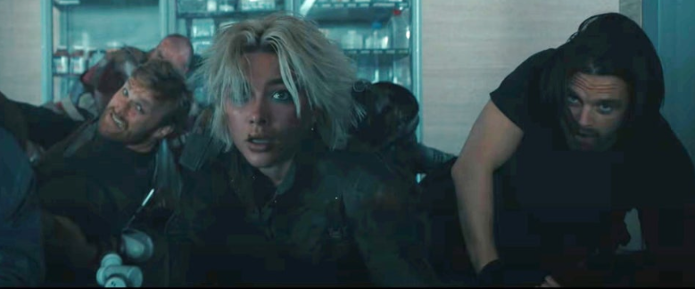 영화 *'썬더볼츠'**의 긴박한 액션 상황을 담고 있습니다.