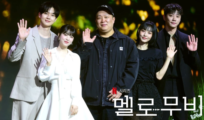 넷플릭스 시리즈 **'멜로무비'**의 제작 발표회 현장으로 보이는 주요 출연진과 제작진의 단체 사진입니다.