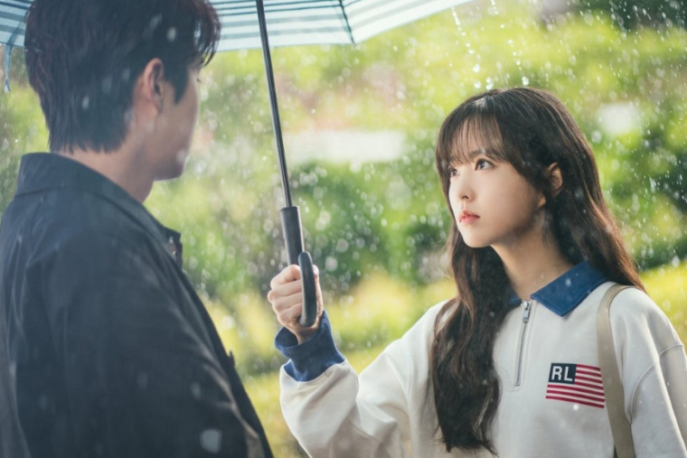 넷플릭스 시리즈 '멜로무비' 속 두 주인공의 낭만적인 순간을 담고 있습니다.