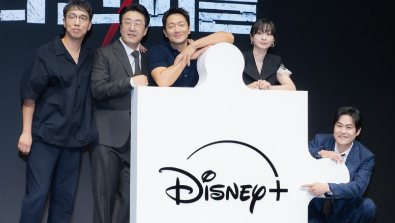 디즈니+ 오리지널 시리즈 **'나인 퍼즐'**의 제작 발표회 현장에서 주역들이 함께한 모습입니다.