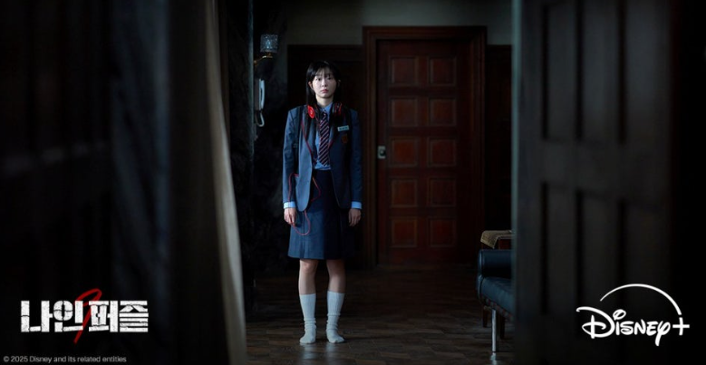 디즈니+ 오리지널 시리즈 '나인 퍼즐' 속 인물의 과거 혹은 비밀스러운 순간을 담은 스틸컷입니다.