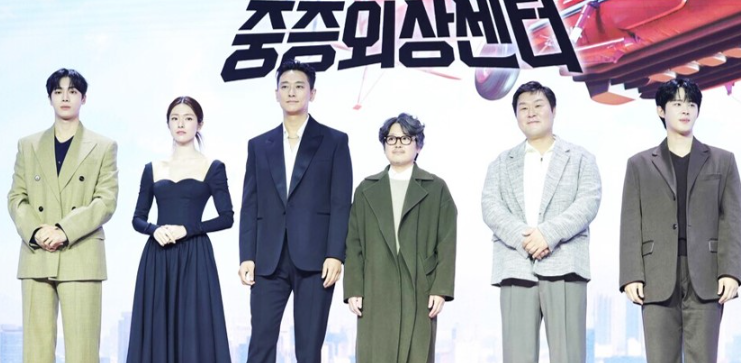 넷플릭스 시리즈 **'중증외상센터'**의 제작발표회 현장을 담은 단체 사진입니다.