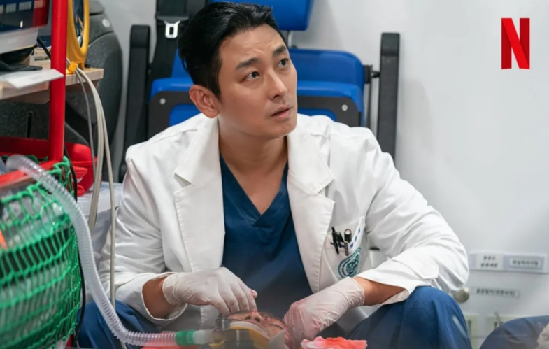 넷플릭스 시리즈 **'중증외상센터'**의 긴박한 응급 처치 현장을 보여주는 스틸컷입니다.