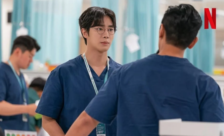 넷플릭스 시리즈 **'중증외상센터'**의 한 장면으로, 병원 내 긴박한 분위기를 고스란히 담고 있습니다.