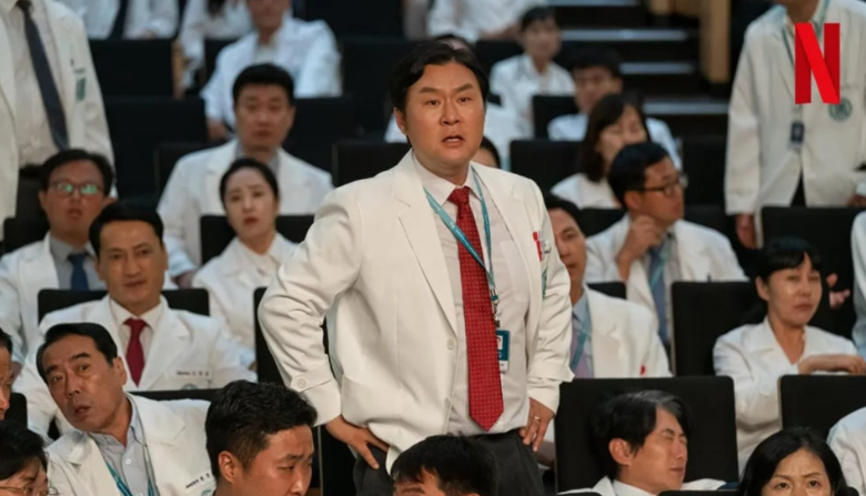 넷플릭스 시리즈 **'중증외상센터'**의 한 장면으로, 병원 내 컨퍼런스나 회의가 진행 중인 긴장된 현장을 담고 있습니다.